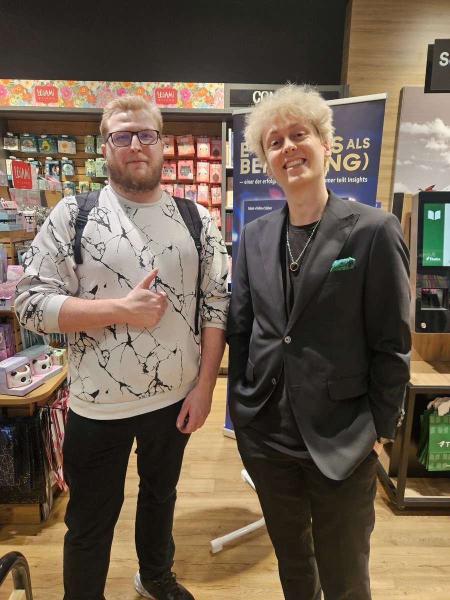 Thegrauen's tweet photo. Nur Liebe! Ich danke dir @TolkinLoL  für die tollen Worte! Es war mega dich zu Treffen ich freue mich sehr danke! Und großen dank an die beiden aus der Schlange merci! Hat mich echt gefreut und beim nächsten mal sage ich dir das wofür ich mich auch bedanken wollte! https://t.co/AEa8Tf81Pe