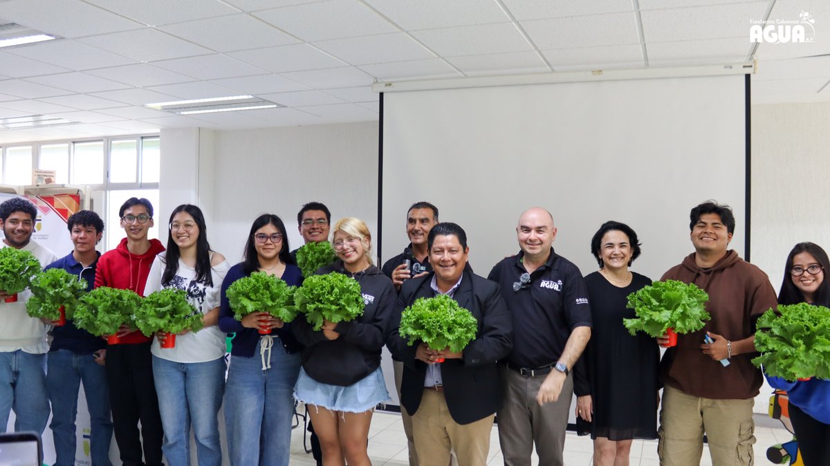 En conmemoración del Día Mundial del Agua 2026, el Mtro. Alejandro de la Madrid Trueba y el Dr. Johnny Archer Rodríguez, participaron en la -Jornada de Concientización Ambiental- con la Conferencia “Análisis Jurídico del Agua como Derecho Humano” llevada a cabo en el #ITSX 
24/03