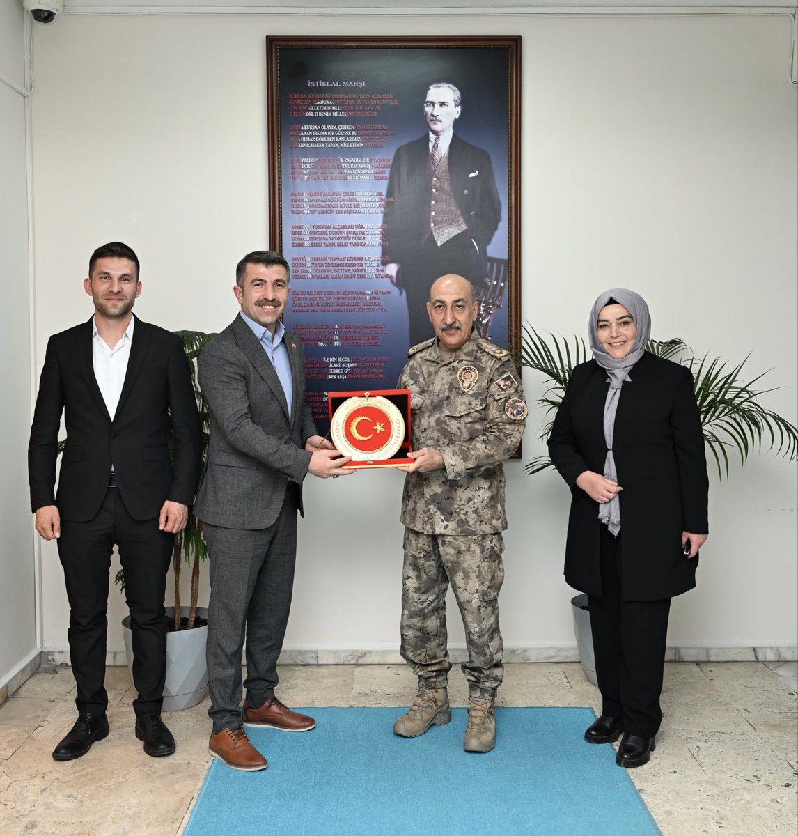 EmniyetMugla's tweet photo. Emniyet Teşkilatı Sendikası Genel Başkanı Sayın İsmail OKUMUŞ ve beraberindeki heyet, İl Emniyet Müdürümüz Sayın Süleyman KARADENİZ’i ziyaret etti.

@Suleymankrdnz_ https://t.co/6QbwcFw9Nd