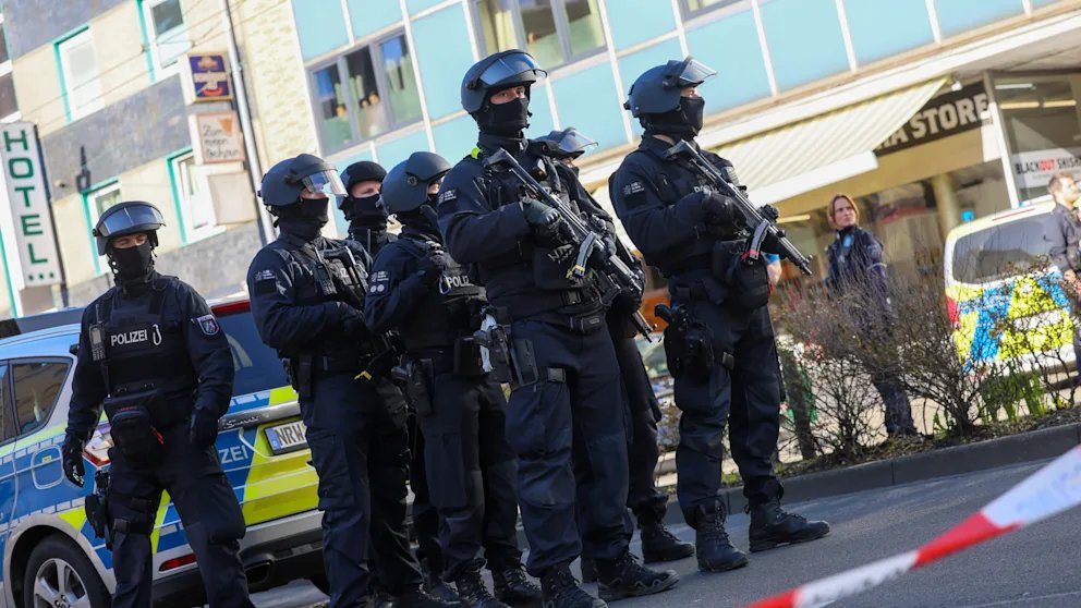 Drei Festnahmen und drei Verletzte: 
Messerstecherei in Solingen
Das blutige Tatmesser liegt noch auf der Straße
Was die Medien verschweigen :
Streit zwischen arabisch-islamistischen Flüchtlingen