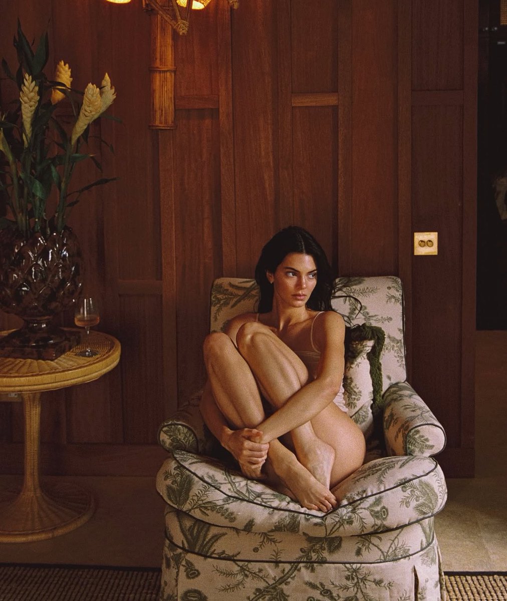 archivekend's tweet photo. kendall jenner https://t.co/6Za0ntkmz0