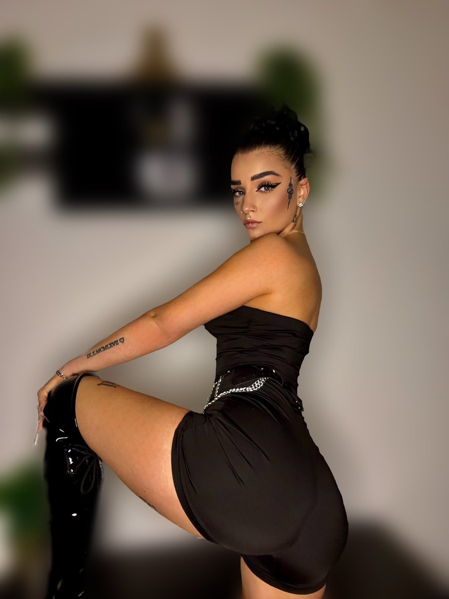 _goddessvivi's tweet photo. Ich knie nicht. Ich stehe und ziehe die Blicke auf mich. 🍑✨💳

#findom #slave #femboy #Paypig #bm #blackmai https://t.co/E0KkDRGXLn