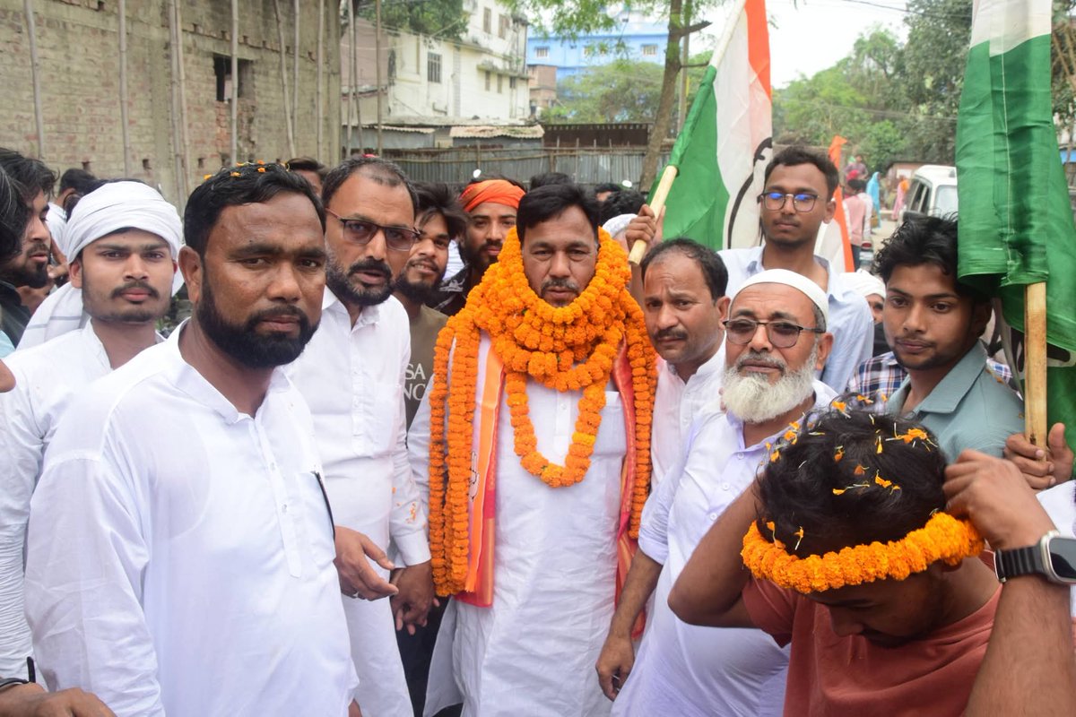 MasoomRezaINC's tweet photo. ज़िला कांग्रेस कमेटी के अध्यक्ष का दायित्व मिलना मेरे लिए सम्मान के साथ-साथ एक बड़ी जिम्मेदारी भी है। यह मेरी सेक्युलर विचारधारा को और मज़बूत करने की प्रतिबद्धता का प्रतीक है।

आज अररिया ज़िला कांग्रेस कार्यालय में निवर्तमान ज़िला अध्यक्ष जनाब शाद अहमद जी, पूर्व अध्यक्ष श्री अनिल सिन्हा जी सहित सभी पदाधिकारियों, वरिष्ठ नेताओं, प्रखंड अध्यक्षों एवं युवा कांग्रेसजनों की गरिमामयी उपस्थिति में पदभार ग्रहण किया।मैं पुनः कांग्रेस के शीर्ष नेतृत्व का हृदय से आभार व्यक्त करता हूँ।

अररिया कांग्रेस के सभी साथियों का विशेष धन्यवाद, जिनके सहयोग और स्नेह से यह पल ऐतिहासिक बना। मैं विश्वास दिलाता हूँ कि हम सब मिलकर हर बूथ और हर पंचायत तक कांग्रेस संगठन को मज़बूत करेंगे।

आप सभी का स्नेह और विश्वास ही मेरी सबसे बड़ी ताकत है!