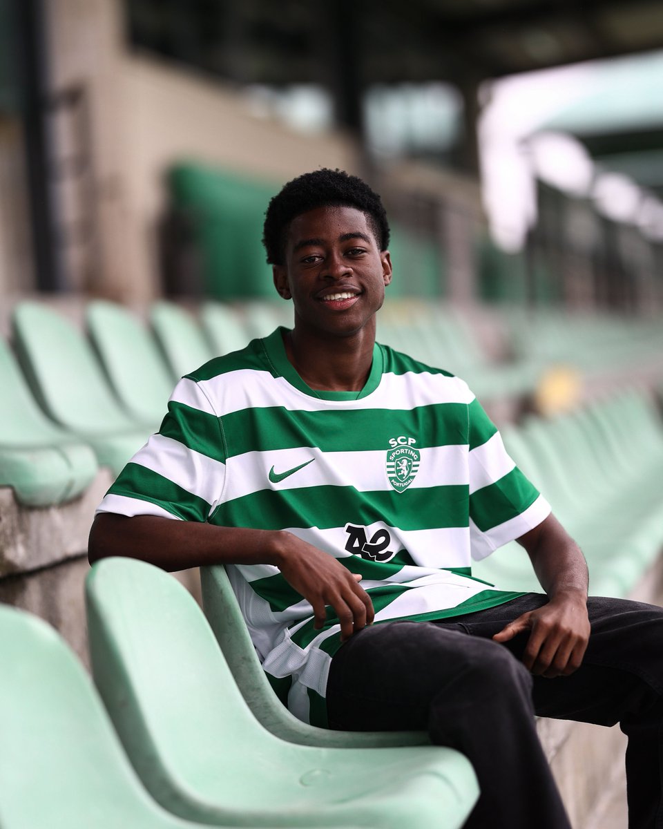 SportingCP's tweet photo. 🗣️ “É um sentimento único. Fico feliz por assinar o meu primeiro contrato com este grande Clube, que tenho como casa.”
Estefânio Rúben assina contrato profissional ✍️ #ADNSporting
👉 https://t.co/Hj7VaCsf0t https://t.co/QLYCGOV0lI