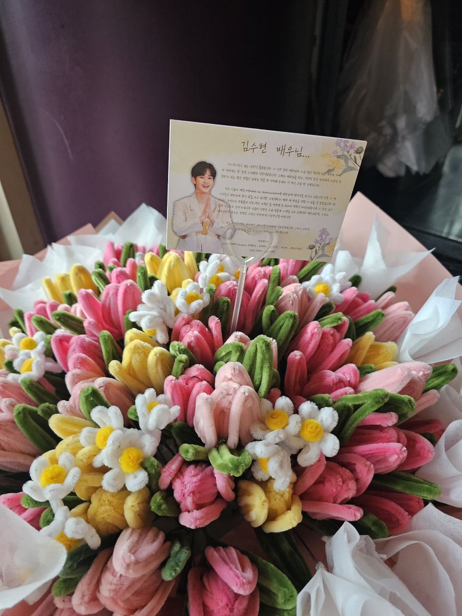 Pablebible's tweet photo. Wish you happy and shiny in spring cheery blossom.
Nothing gonna change my love for you. We will always beside with you and still wait for seeing you soon KIM SOO HYUN. Thai fans love you. From Pable, Benny , Getty , Kaimook and Amy. #kimsoohyun  
#kimsoohyunforever https://t.co/uPu2JPXYJZ