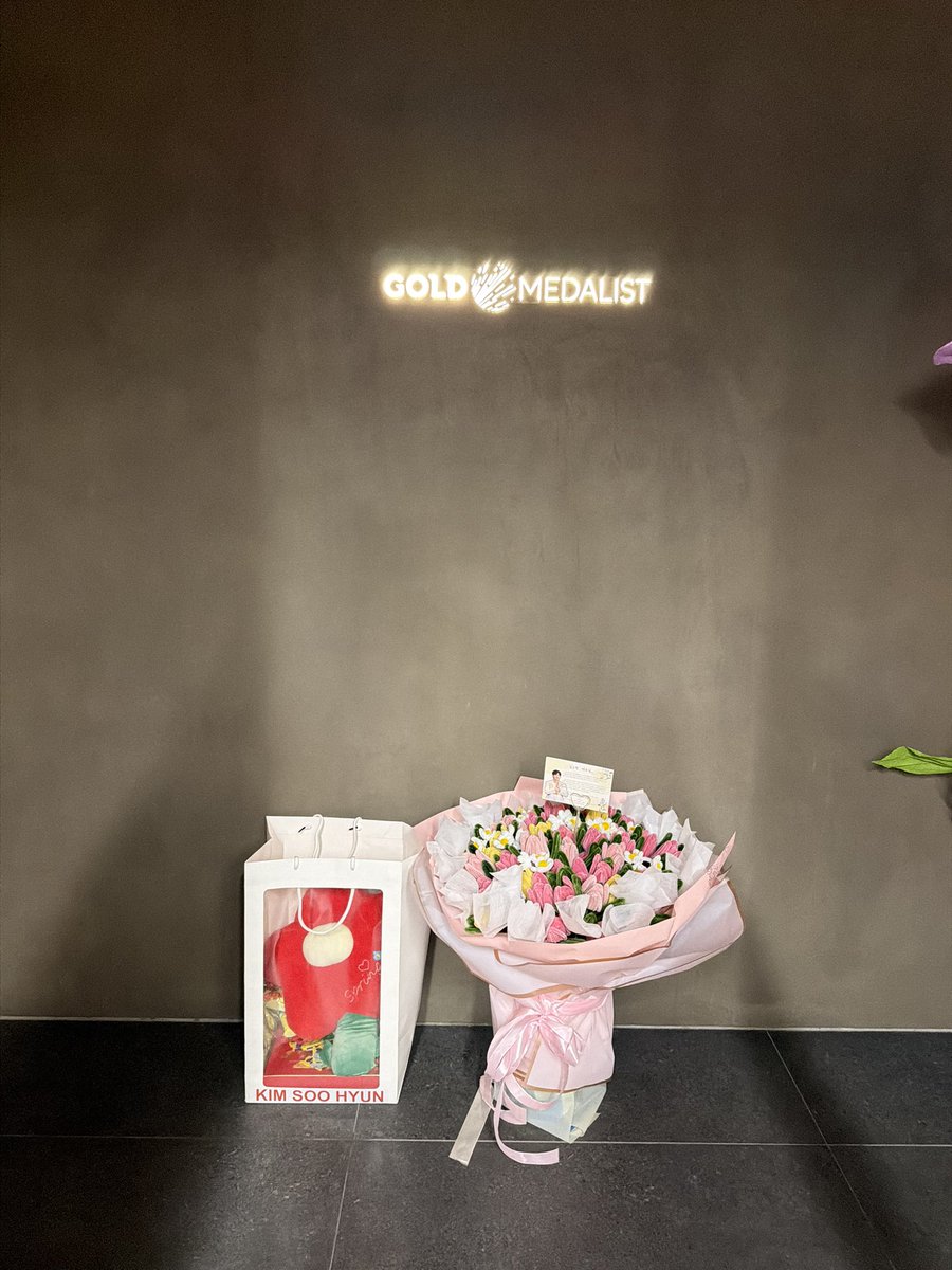 Pablebible's tweet photo. Wish you happy and shiny in spring cheery blossom.
Nothing gonna change my love for you. We will always beside with you and still wait for seeing you soon KIM SOO HYUN. Thai fans love you. From Pable, Benny , Getty , Kaimook and Amy. #kimsoohyun  
#kimsoohyunforever https://t.co/uPu2JPXYJZ