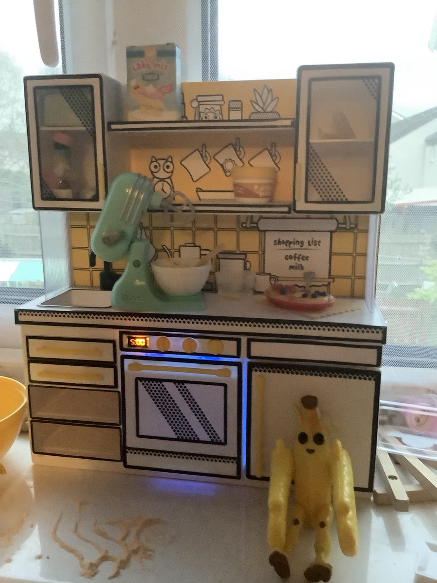 PeelyMaster's tweet photo. Peely: I’m baking my first meal ever in my little kitchen its smarties muffins from miniverse 
I plan on something even bigger in the future with my meals
#miniverse #cooking #minifood https://t.co/PkmXcXHMAN