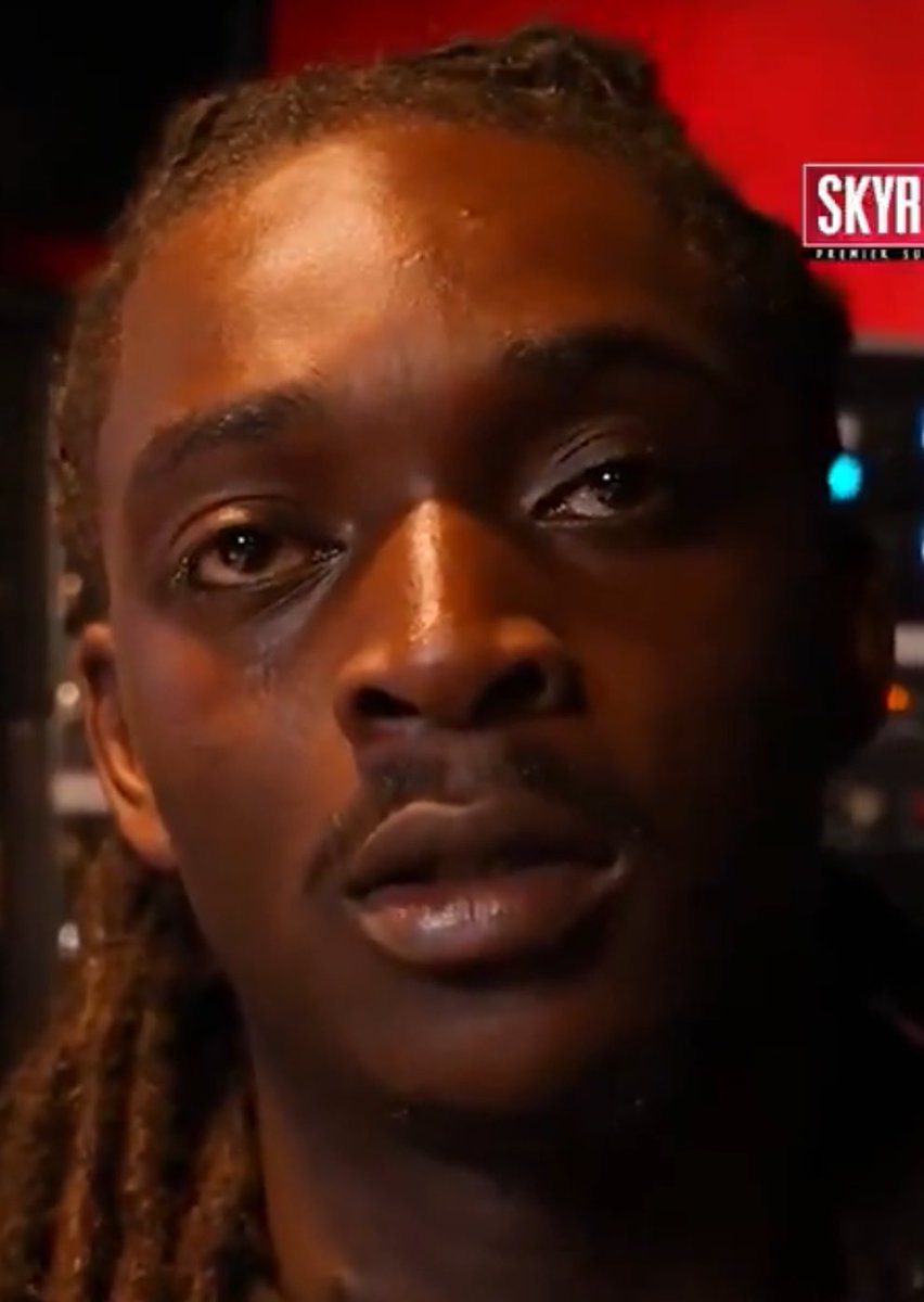 Tu commence ta carrière de rap tout va bien dans ton coin t’as un single d’or et tu vend bien ton premier projet

Puis Booba se colle à toi et te félicite en story