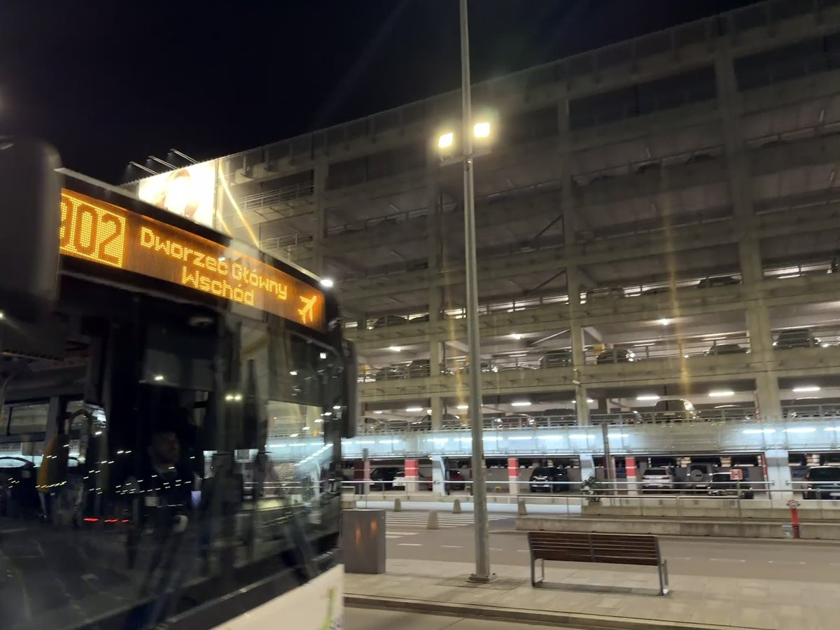 switch_swatch's tweet image. Szukam dobrych ludzi z Krakowa! 🇵🇱 21 marca około 23:55 na lotnisku w Krakowie miałem problem z zakupem biletu na autobus 902. Bardzo mi pomogliście! Mówiliście, że planujecie podróż do Japonii. Chciałbym wam podziękować i podzielić się kilkoma wskazówkami! #Kraków #Japonia