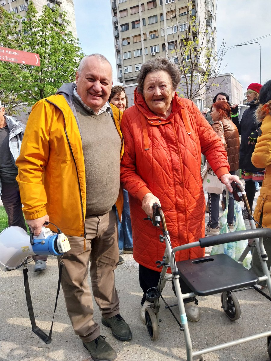 draganarakich's tweet image. Danas ispred suda u Pančevu dr Olga (90) iz Pančeva. Zamolila me da je slikam sa Srđanom Milivojevićem @srdjanmil037. 
Došla da podrži studenta Andreja Tanka. ❤️
#AndrejTanko 
#pancevo 
#Protest