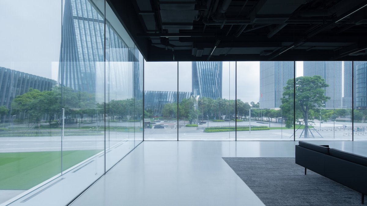 UnthinkableBld's tweet image. A minimal stacked-volume structure uses skylights and overhead water pools to shape light in an open exhibition space. 
@Architizer 
#Architecture #Design #ExhibitionSpace #LightingDesign #Minimalism #SpatialDesign