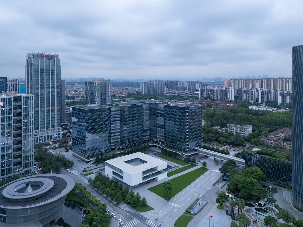 UnthinkableBld's tweet image. A minimal stacked-volume structure uses skylights and overhead water pools to shape light in an open exhibition space. 
@Architizer 
#Architecture #Design #ExhibitionSpace #LightingDesign #Minimalism #SpatialDesign