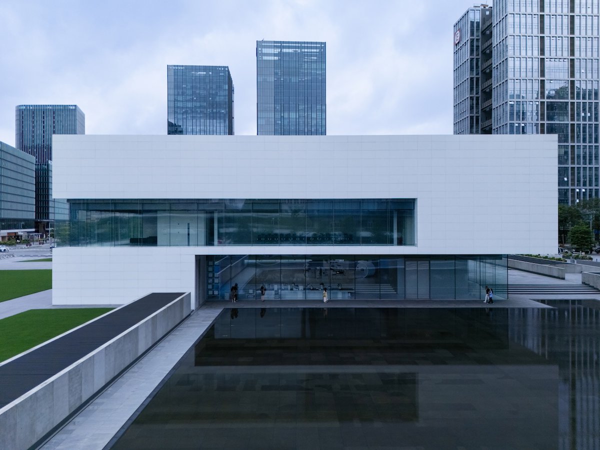 UnthinkableBld's tweet image. A minimal stacked-volume structure uses skylights and overhead water pools to shape light in an open exhibition space. 
@Architizer 
#Architecture #Design #ExhibitionSpace #LightingDesign #Minimalism #SpatialDesign