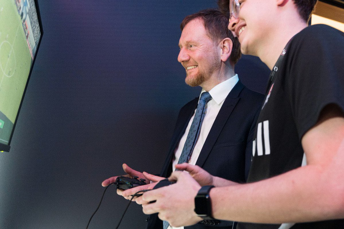 MPKretschmer's tweet image. #Sachsen ist das #Gaming-Powerhouse in Mitteldeutschland und baut diese Position weiter aus. Dafür öffnet heute im Herzen von #Leipzig das #R42 #Games Hub. Hier wird nicht nur gezockt, sondern es werden auch Innovationen beschleunigt, Geschäftsmodelle skaliert und Fachkräfte in