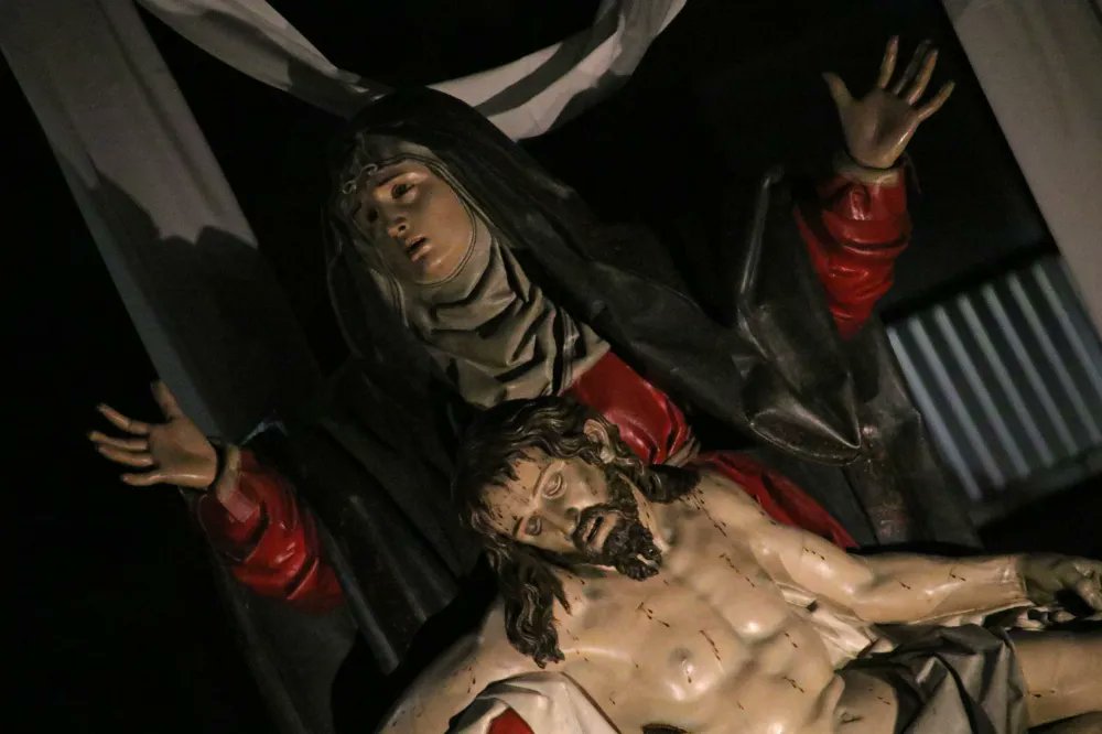 vallasemanasant's tweet photo. A las 0 h una de las más esperadas...
El dolor de una madre… hecho eterno.
Sigue la Procesión de la Piedad @PiedadVLL
y vívela con todo el detalle:
📡 Directo
🎧 Audioguía
📸 Fotos
📜 Historia
👇
🔗 https://t.co/17CghGYwRd
#SSVLL26 https://t.co/zoKpZ1l7gI