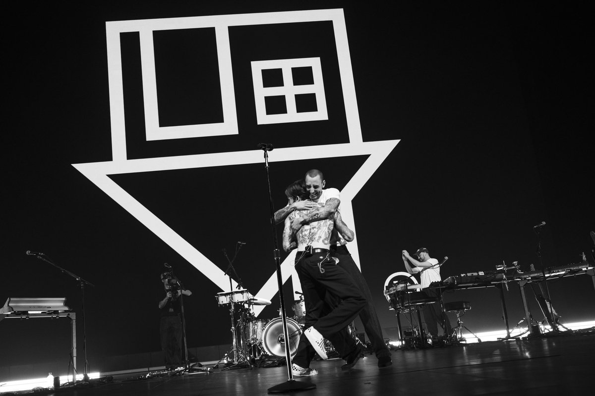 thenbhd's tweet photo. fort worth knows how to rock! ⚡️

📸: izzynuzzophoto https://t.co/wdf2OmYJVF