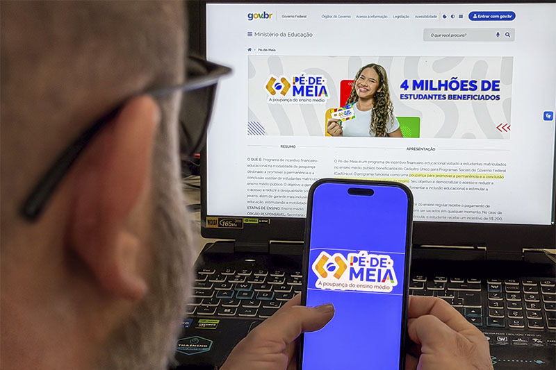 AmazonasAtual's tweet image. 📊 Pé-de-Meia beneficia 198 mil estudantes no Amazonas, 68% da rede pública.

📉 Evasão escolar caiu 43% no país desde criação do programa.

#Educação #Amazonas #PéDeMeia #Brasil #Ensino

Saiba mais: amazonasatual.com.br/numero-de-alun…