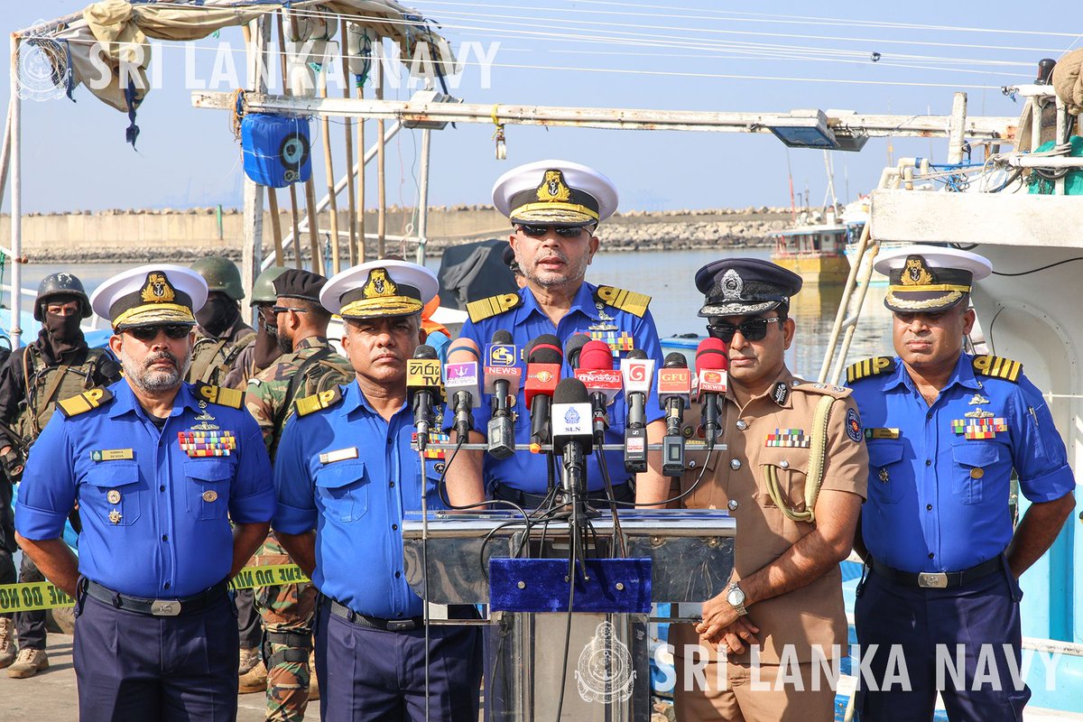 srilanka_navy's tweet image. 𝗔𝗴𝗮𝗶𝗻𝘀𝘁 𝗻𝗮𝗿𝗰𝗼𝘁𝗶𝗰𝘀!
@srilanka_navy  seized a heroin haul exceeding 323kg during a maritime interdiction in southwestern seas.
#StopSmuggling @LkDefence 

Read more: shorturl.at/gxnzp