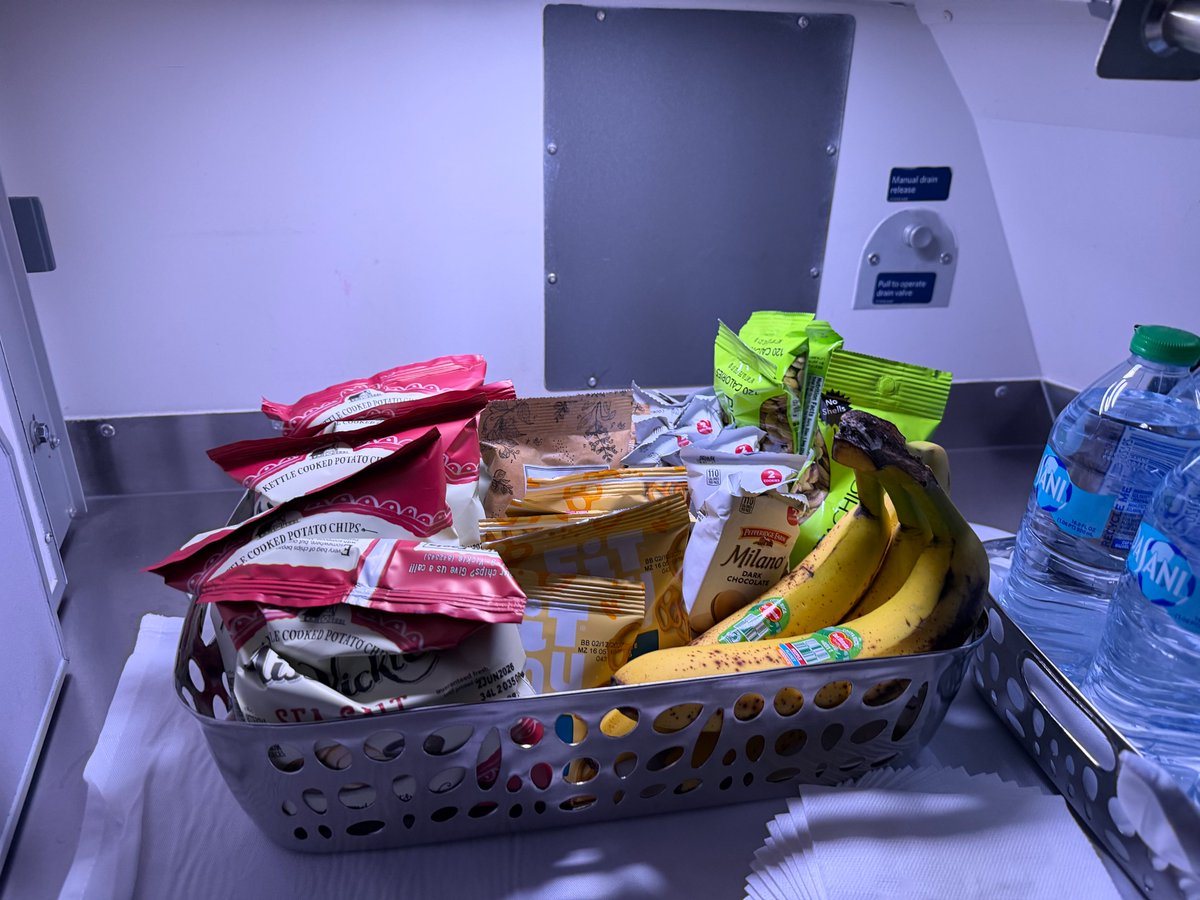 jasonspopma's tweet photo. Hey @Delta  Air Lines — serious question:

Why did bananas disappear during COVID… and never come back? 🍌

Currently on DL0312 to HNL and saw one for the first time in years — felt like a throwback to when the little things actually made flying better.

Simple. Healthy. Zero downside.

Bring. Them. Back.

Who else remembers? 👇

#Delta #DeltaAirLines #FlyDelta #FrequentFlyer #SkyMiles #Aviation #Travel #CustomerExperience #BringBackBananas #HealthyTravel #Flying