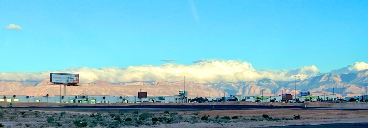 elguerolanchero's tweet image. #vegas #redrock #mountains #clouds