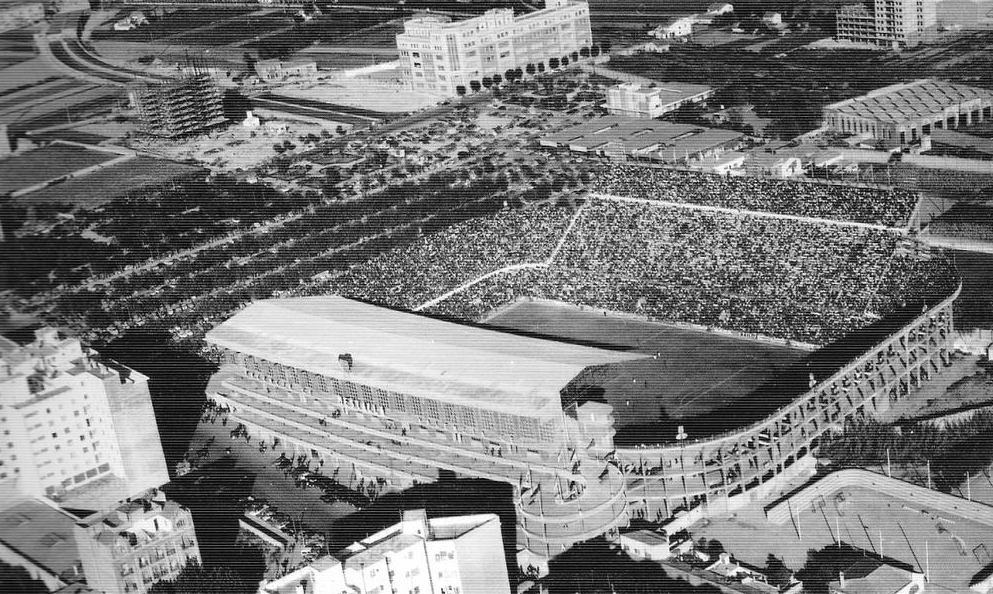 València, anys 1970. Vesprada de futbol a l'estadi de Mestalla.