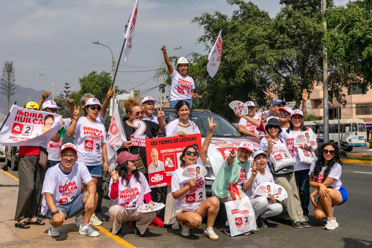 IndiraHuilca's tweet photo. Estuvimos en Lima Norte realizando una caravana junto a vecinos y vecinas que no se rinden. Porque esta campaña nace desde la calle, desde la gente, desde quienes quieren un cambio real. La esperanza está viva y se construye en cada barrio, en cada encuentro. Seguimos avanzando.
#IndiraDiputada #marcaloscincocascos