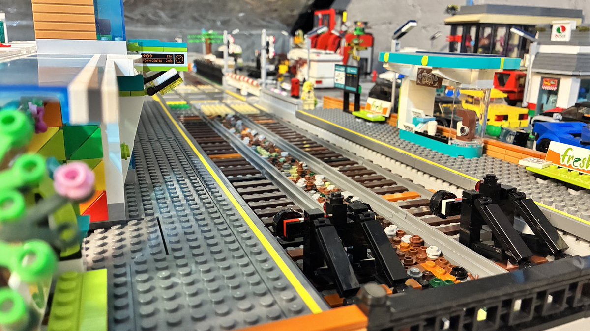 DWBuilds's tweet image. It’s a sunny day, hoping to get out and about, maybe a little adventure! 

Oh wait, the trains are on strike again… 

#lego #legocity #legocityupdate