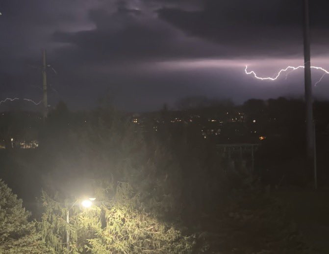 wxwithmatt's tweet photo. Lightning associated with storms approaching Millersville, PA! ⛈️⛈️ #pawx https://t.co/00PWfpRiF5