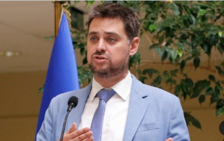 #SinFiltrostv   A Daniel Manoucherhri le dicen "el perro comunitario".  Todo el mundo lo saca a pasear.