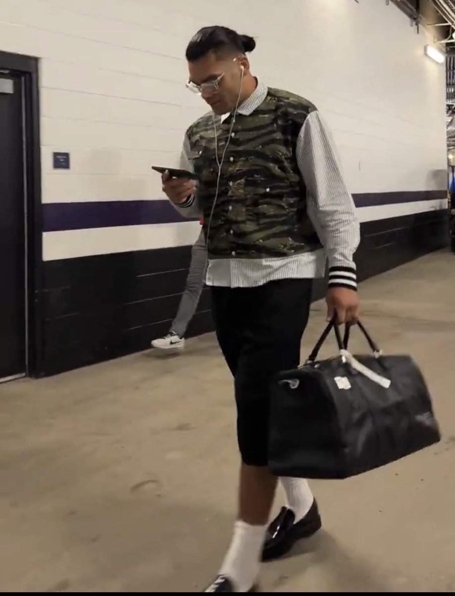 Chuck Bass tweet media