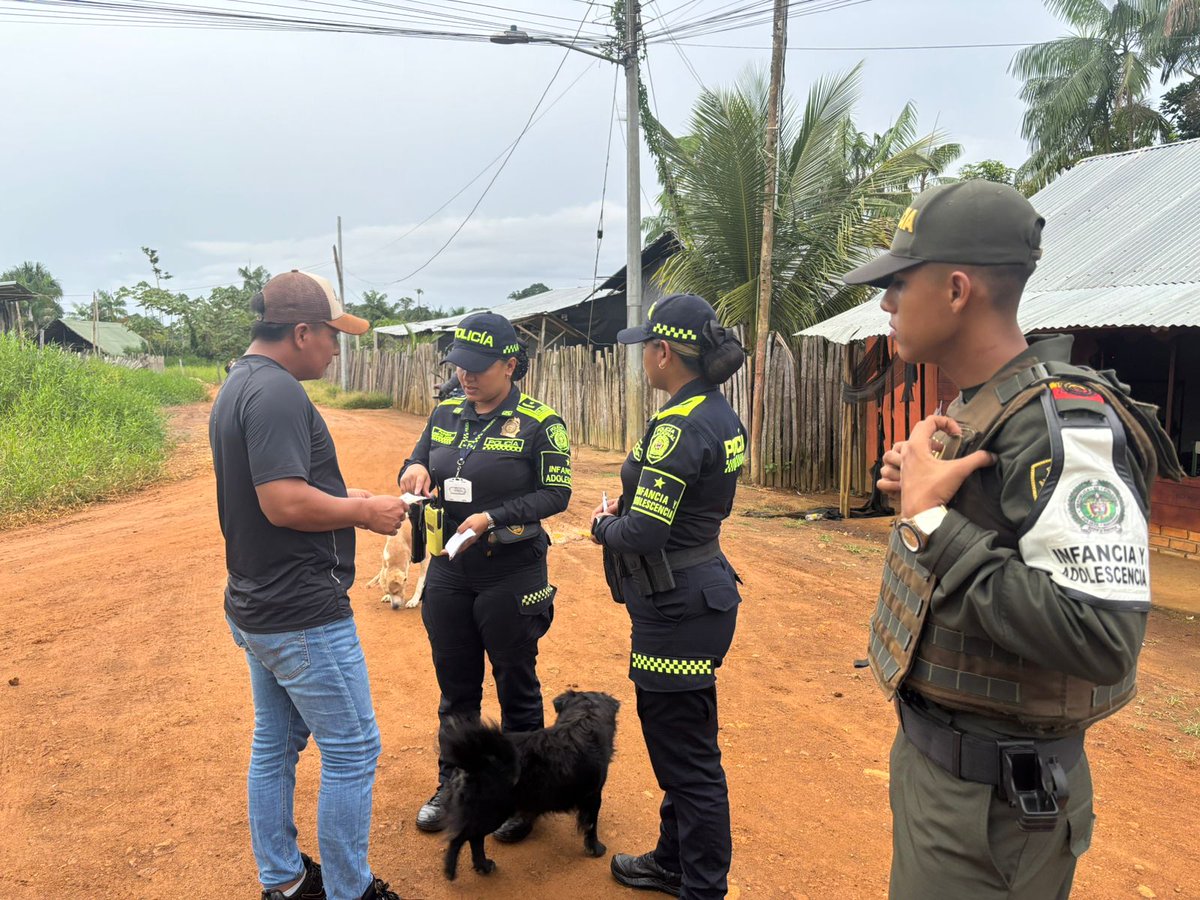 PoliciaVaupes's tweet photo. En el barrio Bosques de Murillo, el Grupo de @ProteccionPonal llevó prevención y orientación a la comunidad, fortaleciendo las rutas de atención para cuidar a nuestros niños, niñas y adolescentes, especialmente en esta Semana Santa.
#ProteccionPonal
#S2D https://t.co/aw6Tlch3Pp