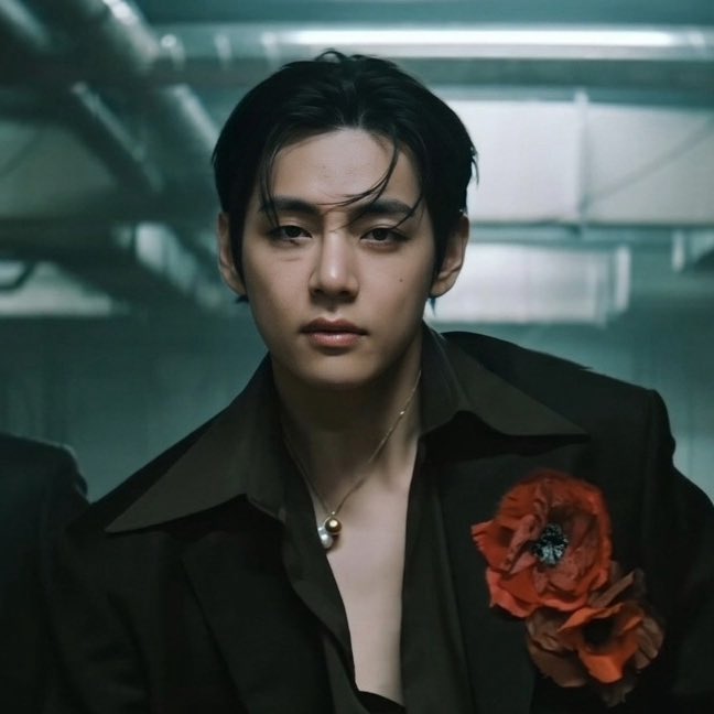 pickasouls's tweet photo. taehyung dari “Johan” langsung ke “Om Burhan” banget nih?? https://t.co/6XdS7otxEU