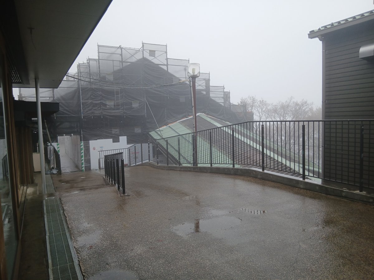 Takao_Tozan's tweet image. おはようございます。 
午前９時現在、高尾山麓、ケーブルカー清滝駅、高尾山 駅の天気は「雨」、気温は「１０度」です。 
ケーブルカー、リフトともに通常通り運行しています。 #高尾山 #ケーブルカー #リフト