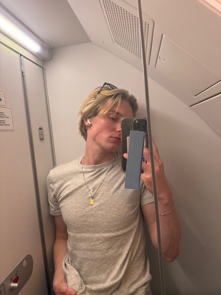 hunkadrien's tweet photo. does it fit 2? https://t.co/bsgriEUHUv