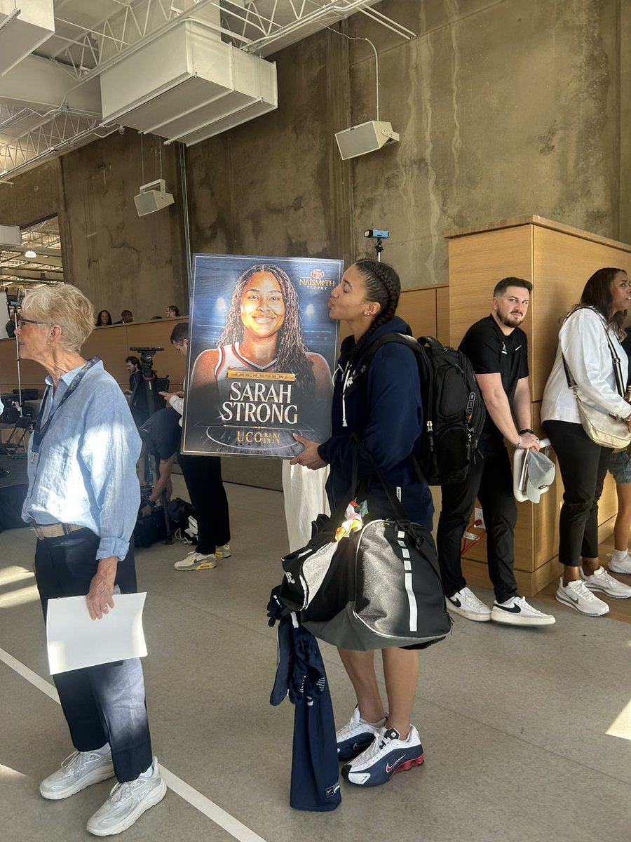 Azzi Fudd found out Sarah Strong had her poster and immediately went back to get hers!