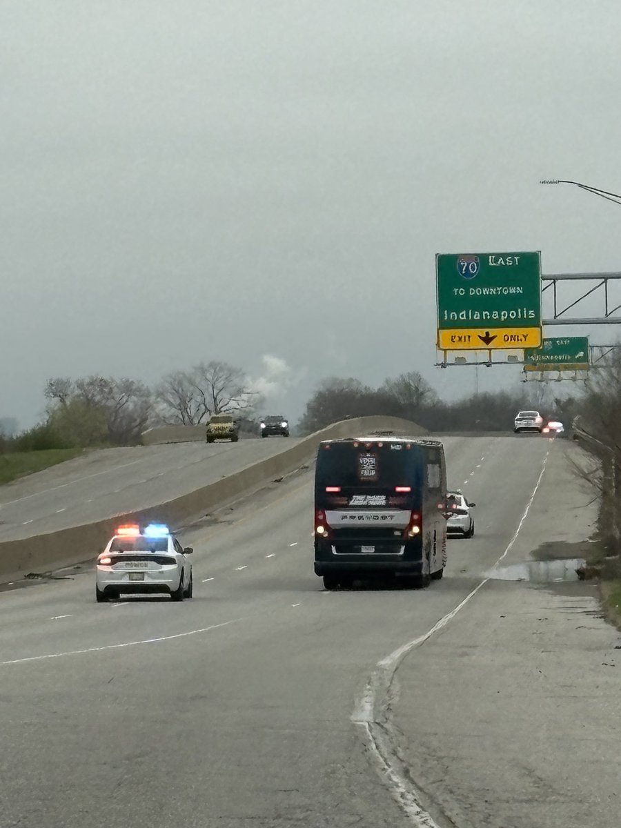 DogKsp's tweet photo. Chilling in Indianapolis when b state trooper guarden Arizona on there way to the final four https://t.co/w61WJi9V1M