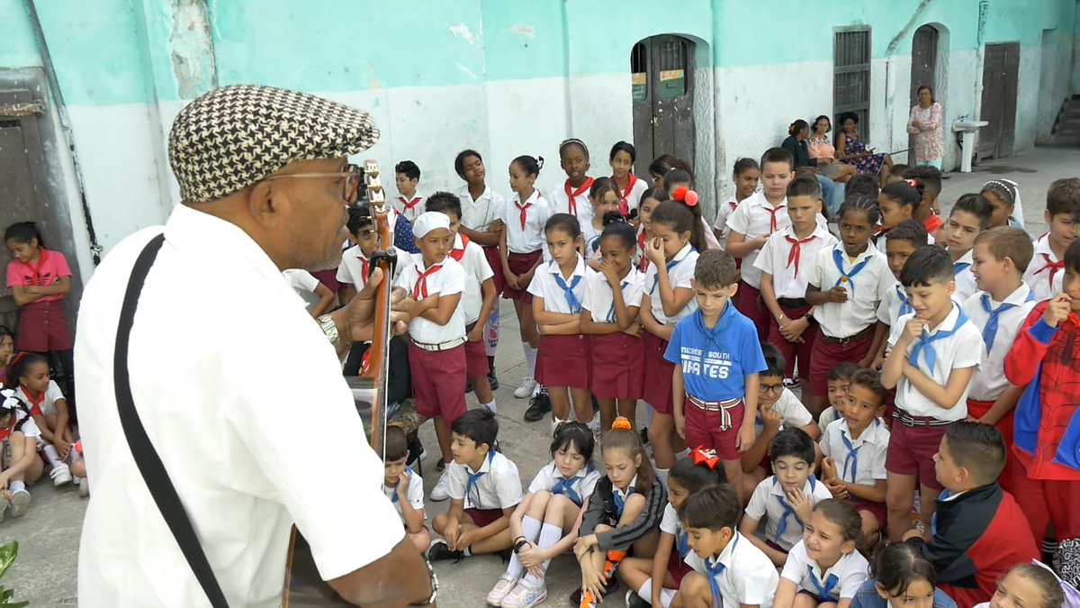 cpme_cmg's tweet photo. Estudiantes de la escuela Renato Guitar homenajearon a Fidel Castro con canciones de la Trova cubana, en conmemoración al Aniversario de la OPJM, la UJC y el centenario del Comandante. Un emotivo tributo a su legado 
#CubaEsCultura #CamagüeyCiudadCultural #100preFidel https://t.co/aZh4Hca4jp