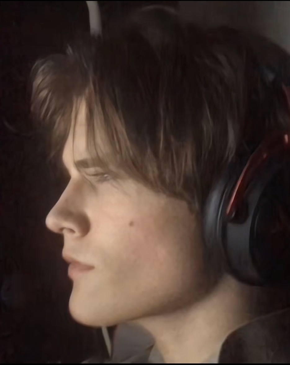 Glitchful tweet media