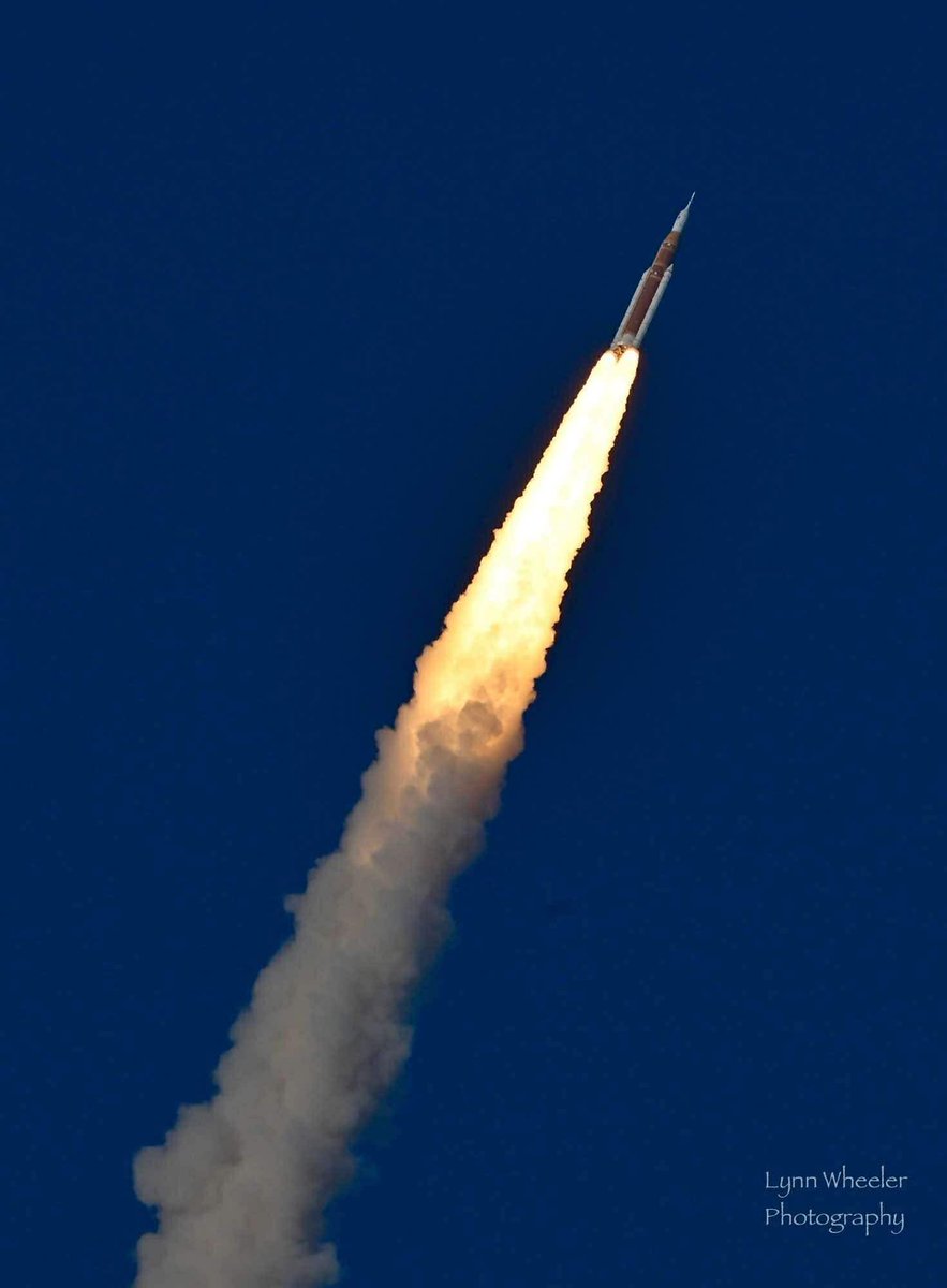 liamswx's tweet image. Absolutely incredible captures of today’s historic @NASAArtemis launch from Cape Canaveral, FL! Video credit to Lynn Wheeler. @NASA @NASAKennedy @BILLWALSHTV @spann @weatherchannel #artemis #rocketlaunch #artemislaunch