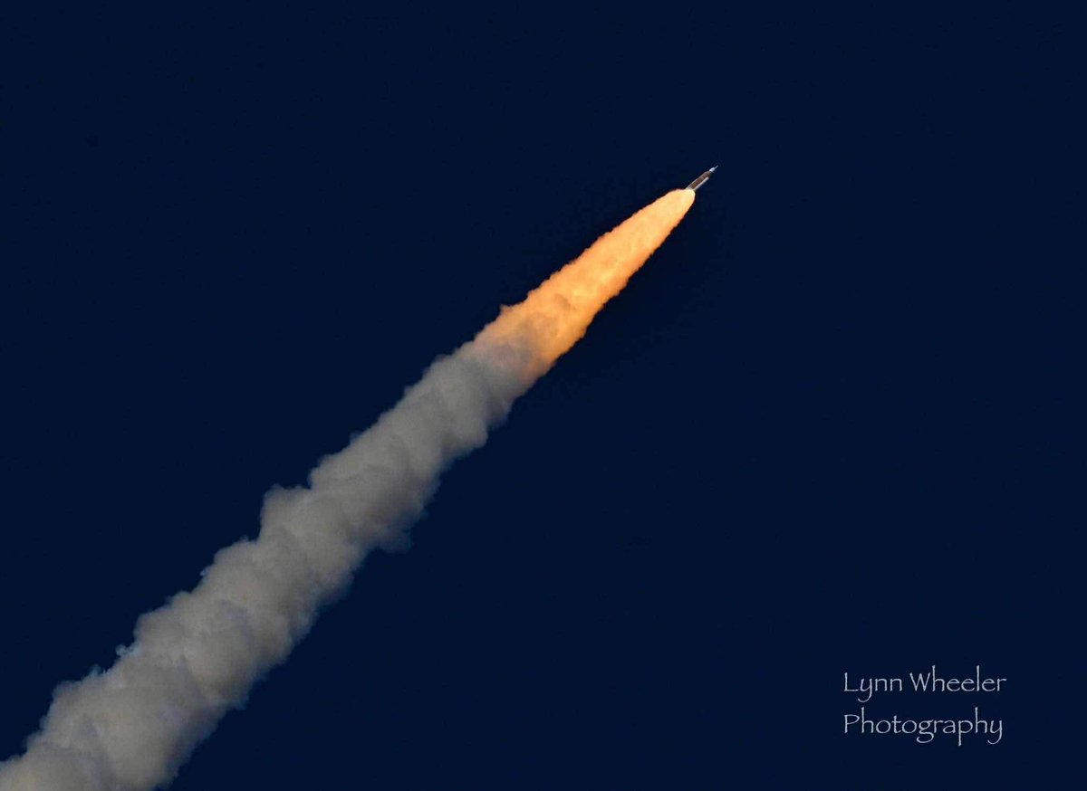 liamswx's tweet image. Absolutely incredible captures of today’s historic @NASAArtemis launch from Cape Canaveral, FL! Video credit to Lynn Wheeler. @NASA @NASAKennedy @BILLWALSHTV @spann @weatherchannel #artemis #rocketlaunch #artemislaunch