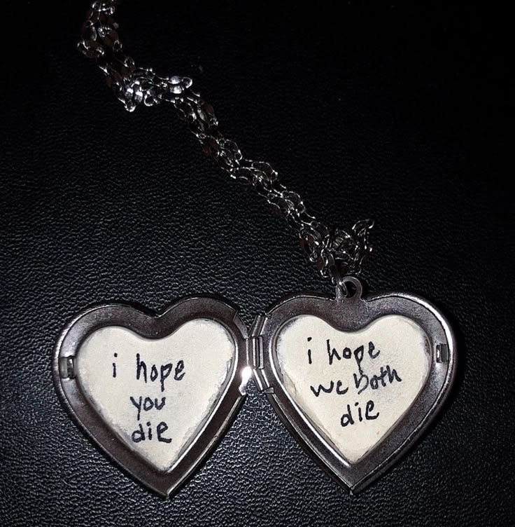 v4mp 𖤐 tweet media