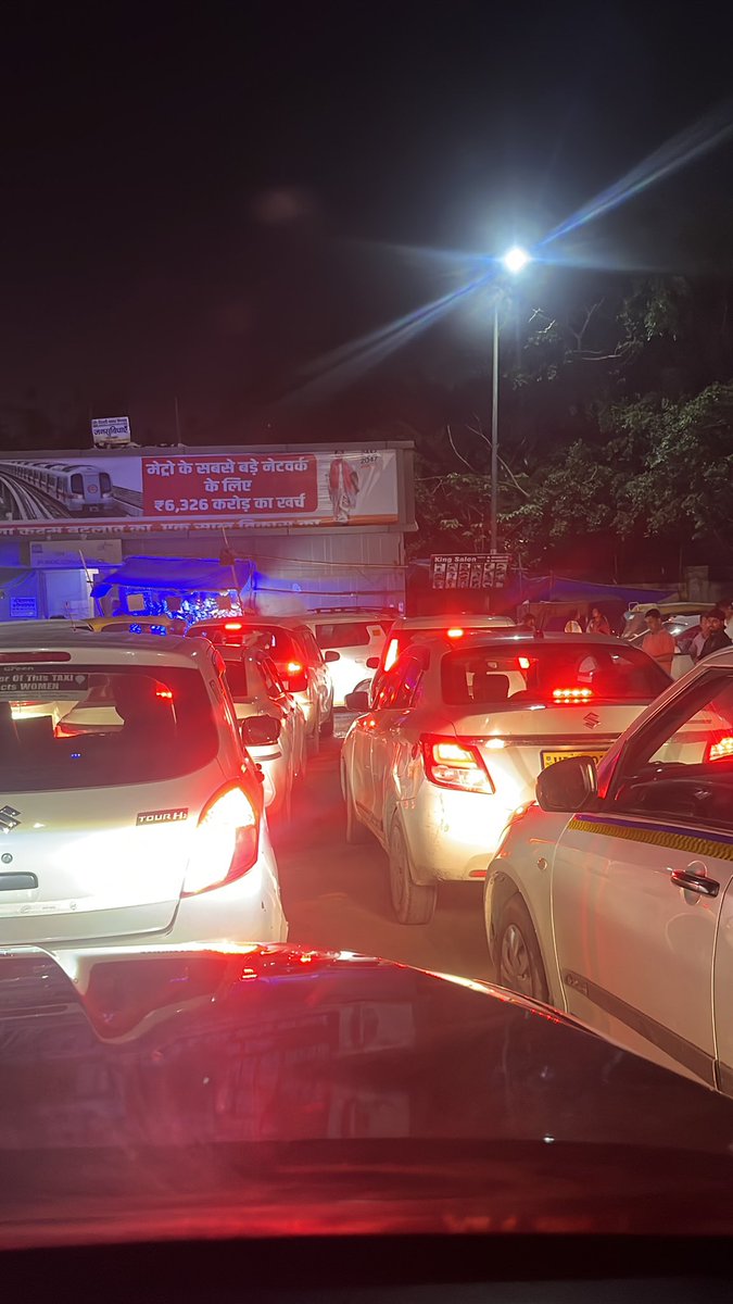 major_talks's tweet photo. @dtptraffic delhi station Ajmer I gate chaos https://t.co/b9MOSi3zL4