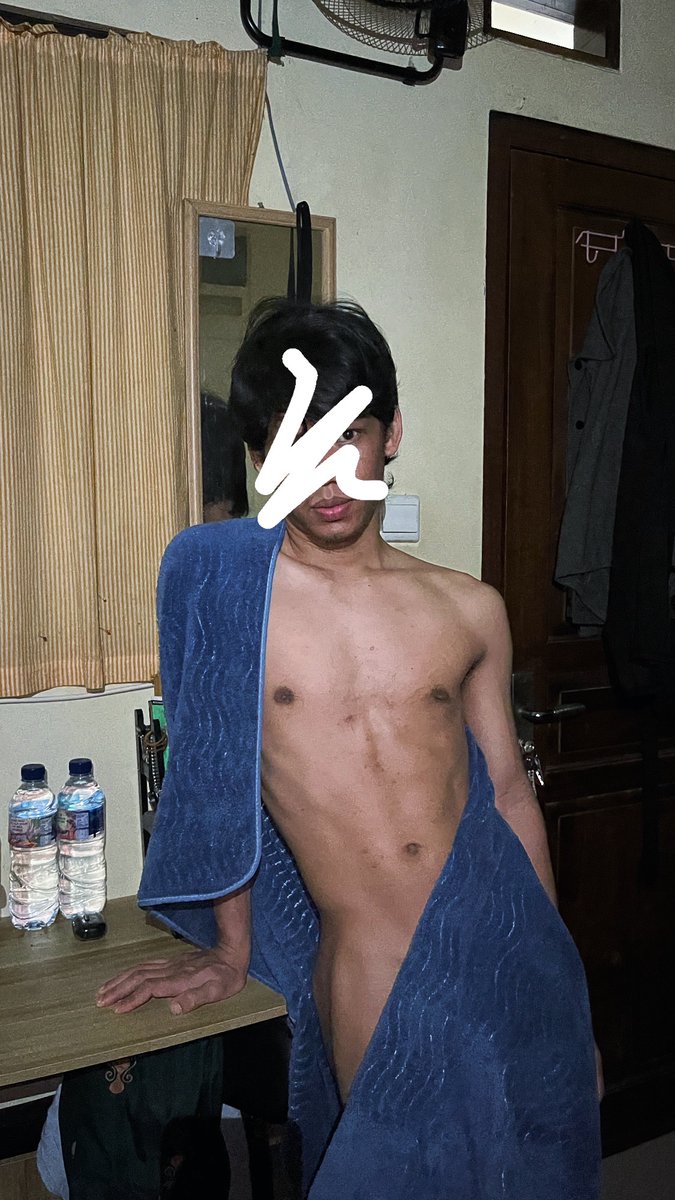 eadkenn_'s tweet photo. Mau di lulur sama mas mas sexy ini ga ? 

dm IG aja : @eadkenn_ https://t.co/L514xR1r3i