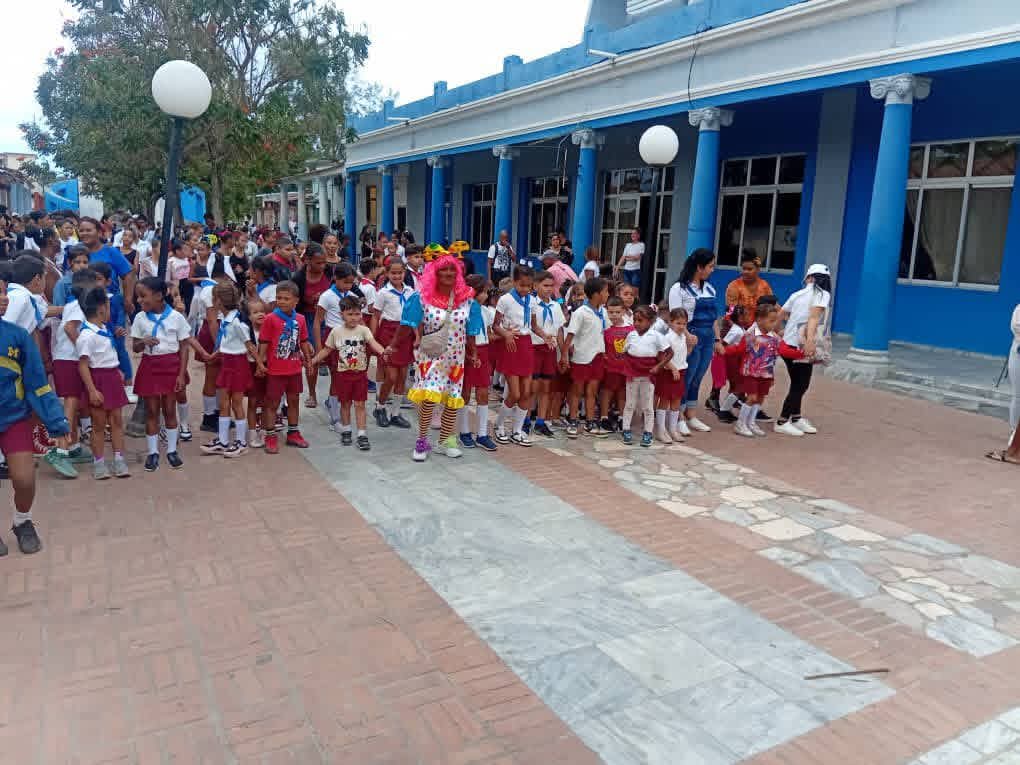 Un Pasacalles Gigante, realizaron los pioneros en la #IslaDeLaJuventud como parte de las actividades por el 65 aniversario de la #OPJM las principales arterias de la ciudad, se llenaron de colores, alegría, música, arte, y mucho entusiasmo pioneril #100AñosConFidel