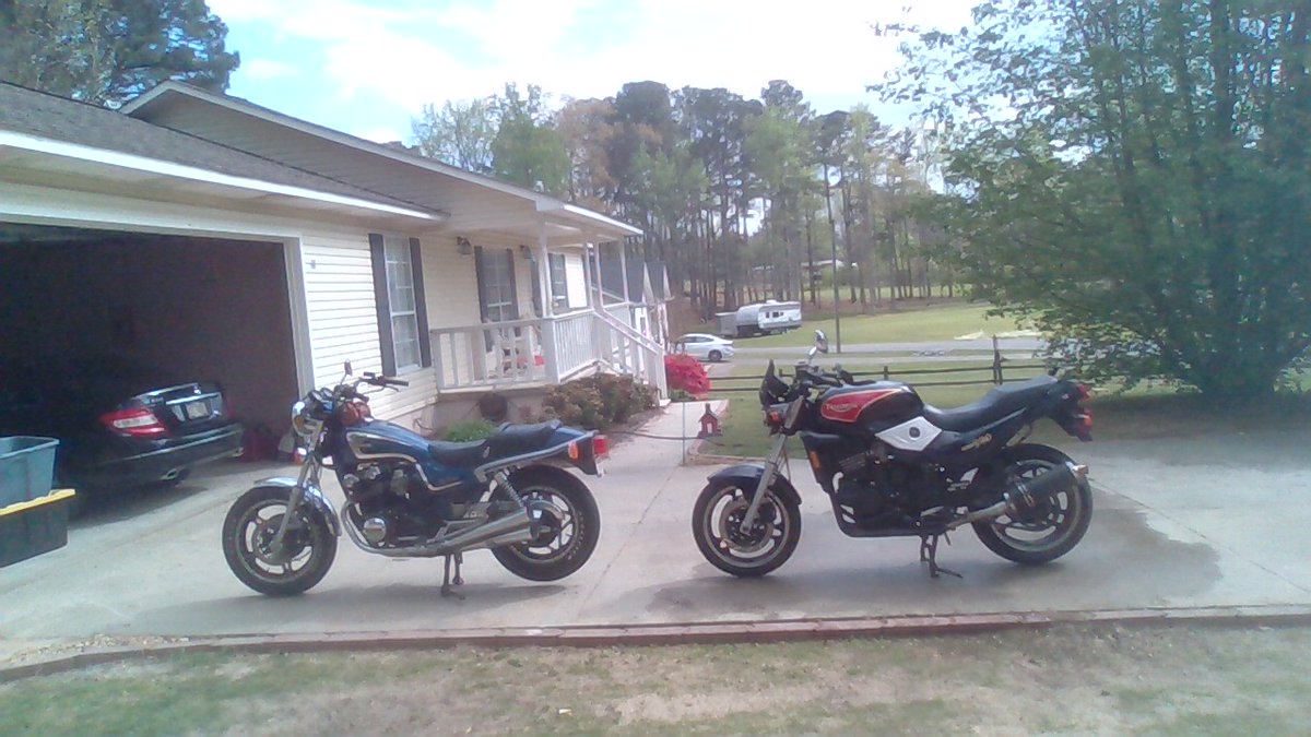 Moto_History's tweet image. Two great bikes, a Honda Nighthawk 750 in front of a mid 1990s Triumph Trident 900. Both were stylish, relaible, and pleasant to ride!  #hondamotorcycles  #triumphmotorcycles  #classicmotorcycles  #worldmotorcycles  #motorcycleengineering  #motorcycleenthusiasts
