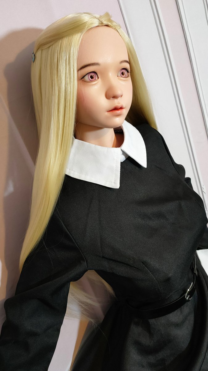 Daimon_Ferengi's tweet photo. Classic elegance in timeless black and white. Loving how this outfit sits perfectly — the crisp white collar, the belted waist, and the flow of the skirt make for such a charming look. What do you think of this style?✨
#DollPhotography #FashionDoll #DollOutfit #RealisticDoll https://t.co/HamAxp1sbK