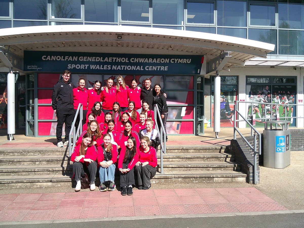 FieldHockeyCan's tweet photo. Dans les coulisses au pays de Galles avec notre équipe nationale féminine jeunesse des moins de 18 ans ! https://t.co/PFXigZpc1X