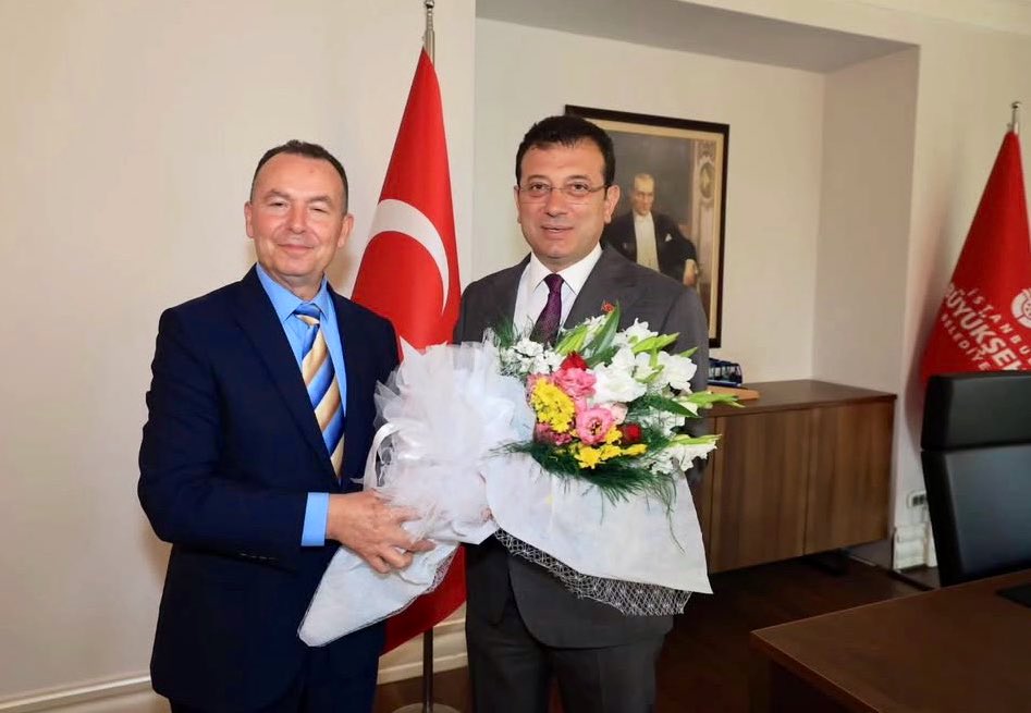ozguraltuncu's tweet photo. Bu devlete ve bu aziz millete yurtiçi ve yurtdışında 37 yıl aralıksız hizmet etmiş, sicilinde tek kara leke bulunmayan, Birinci Sınıf Emniyet Müdürü, Polis Başmüfettişi İBB Zabıta Daire Başkanı Engin Ulusoy’u yazmak istiyorum…

11 aydır cezaevinde.

Hem de hakkında daha önce İstanbul Valiliği imzalı “soruşturmaya gerek yoktur, kusuru yoktur, görevini yapmıştır” kararı varken.

Aklandığı konudan suçlanması bir yana, iddiayı destekleyen tek bir somut delil yok. Belge yok, itirafçı, gizli tanık ifadesi dahi yok.

Buna rağmen 11 aydır tutuklu.Ailesiyle telefon görüşmesi bile kısıtlı. 

Üzerinde o kahverengi montu, elinde küçük dosyasıyla gelip gidiyor Silivri’deki duruşmalara. Uzaktan el sallıyor sevenlerine.

Emekli maaşıyla geçinmeye çalışan Trakya’nın bu vatansever evladına
bu devletin bir adalet borcu var.