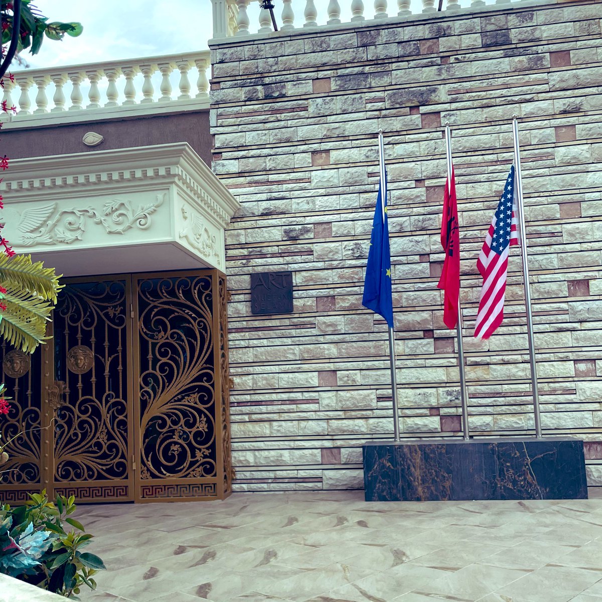 བྱམས་བརྩེ།࿖ tweet media