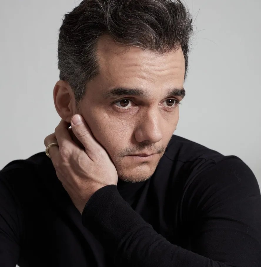tracklist's tweet photo. 🚨 Wagner Moura estará no elenco de “FLESH OF THE GODS”, novo thriller de vampiros dirigido por Panos Cosmatos.

Segundo o DEADLINE, o ator brasileiro será estrela da produção ao lado de Kristen Stewart. https://t.co/toz1fVVAR5